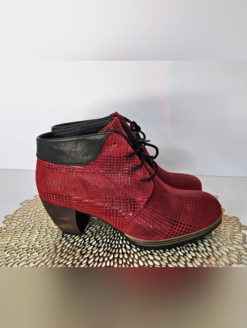 ​Wolky Red Textured Lace Up Ankle Boots Size 40 US 9 Heavy Mesh Houndstooth Heel